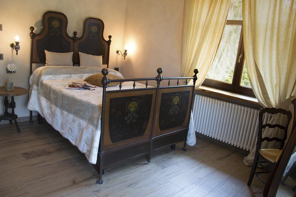Villa Laura Castellinaldo Szoba fotó